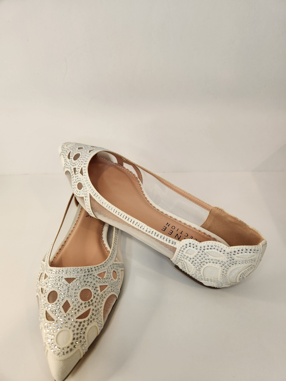 JOURNEE COLLECTION Pointed Toe White Women's Ballet Flats with Cutout